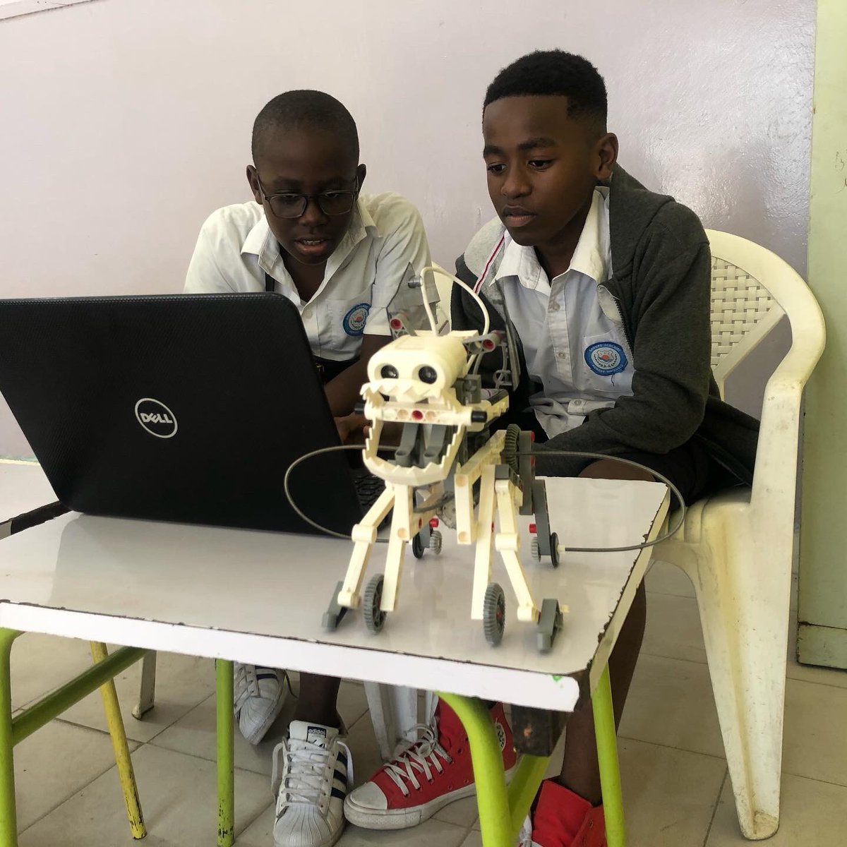 RdcRobotic's tweet photo. Les élèves à robotic generation experiment L’éducation en robotique avec comme bénéfice, l’habilité de compléter un bon projet en robotique et programmation. #futureleaderInStem #roboticseducation #4ir https://t.co/TW4E1BIZMW