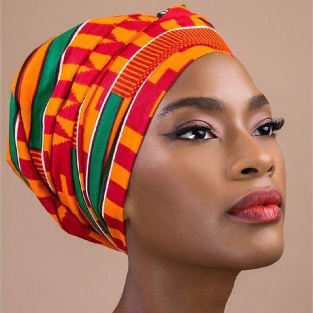 Le foulard, originaire d’Afrique subsaharienne était souvent utilisé pour symboliser de la modestie, la spiritualité et la prospérité. Même les hommes en Afrique portent des foulards pour symboliser la richesse et le rang social.