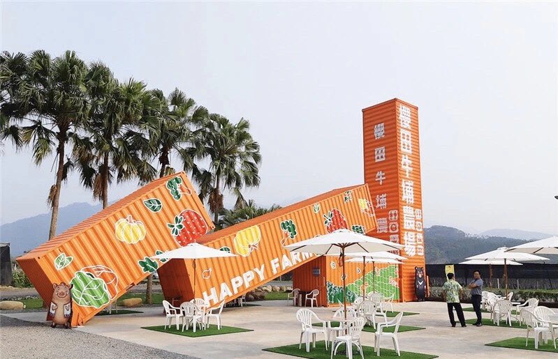 Sjcontainerbui1's tweet photo. On top of shops, containers can also be eye-catching decor! #containerbuilding 
#shippingcontainer
#architecture
#containerarchitecture #containerdesign 
#shippingcontainercabin #design
#shippingcontainerdesign 
#containership
#prefabs #prefabricatedbuidling #containerconversion https://t.co/vGi85tXASp