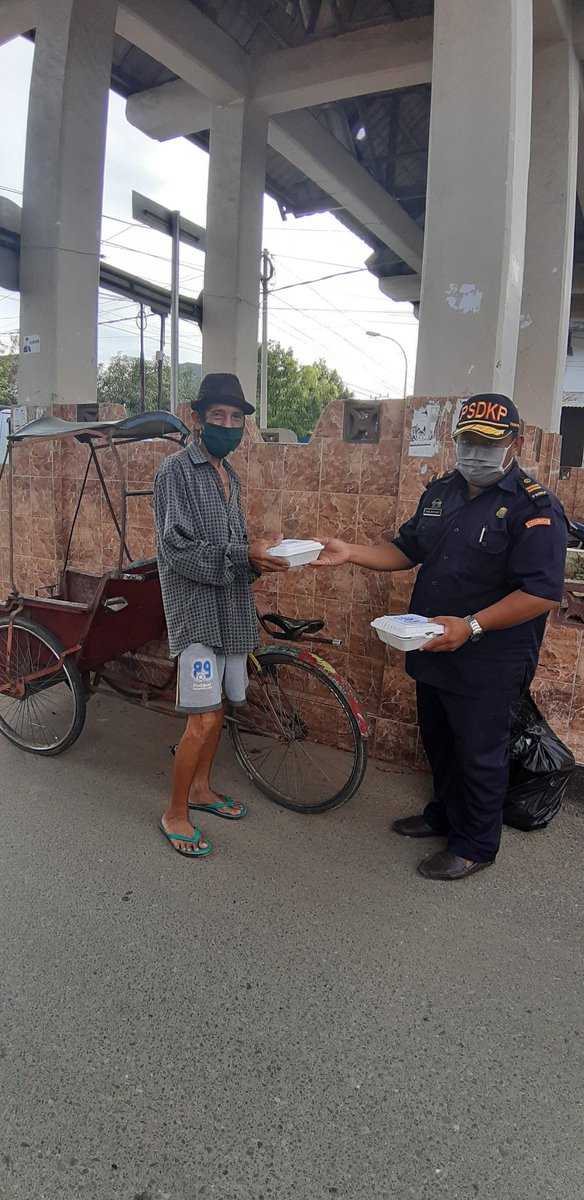 PsdkpPolman's tweet photo. Kementrian Kelautan dan Perikanan R.I melalui Pangkalan PSDKP Bitung, Satwas Mamuju, Wilker PSDKP Polewali Mandar, membagikan bantuan sosial Nasi Ikan ke masyarakat yang terdampak pandemi Covid - 19,....

@psdkp_lan5 
@psdkp_mamuju https://t.co/1mV4aSz9EB