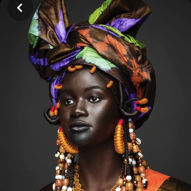 C’est un accessoire indispensable dans la vie quotidienne d’une femme africaine. En plus d’être un moyen de communication non-verbal, le foulard joue également un rôle pratique dans la protection de la tête contre les rayons du soleil.