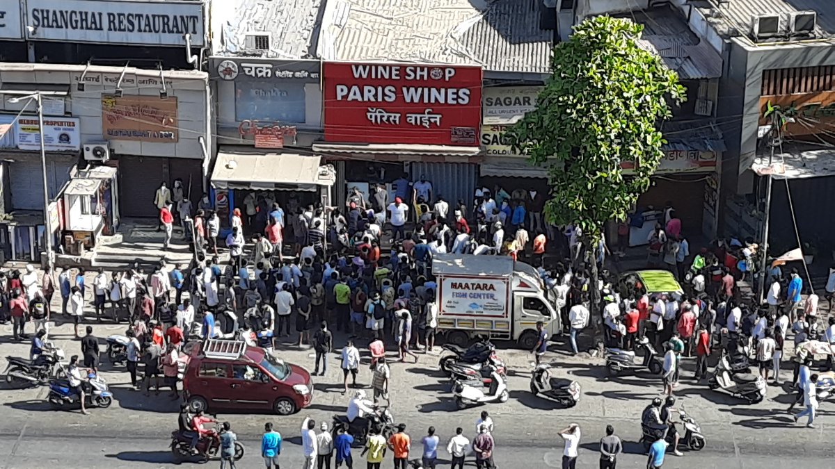 VishwaMutt's tweet photo. Hey @mybmc what is this... to buy liquor there is lot of  crowd with out  social distancing. @MumbaiPolice @CPMumbaiPolice @CMOMaharashtra .need quick action here. Location gokuldham market malad east. https://t.co/4GZZXXLvsg