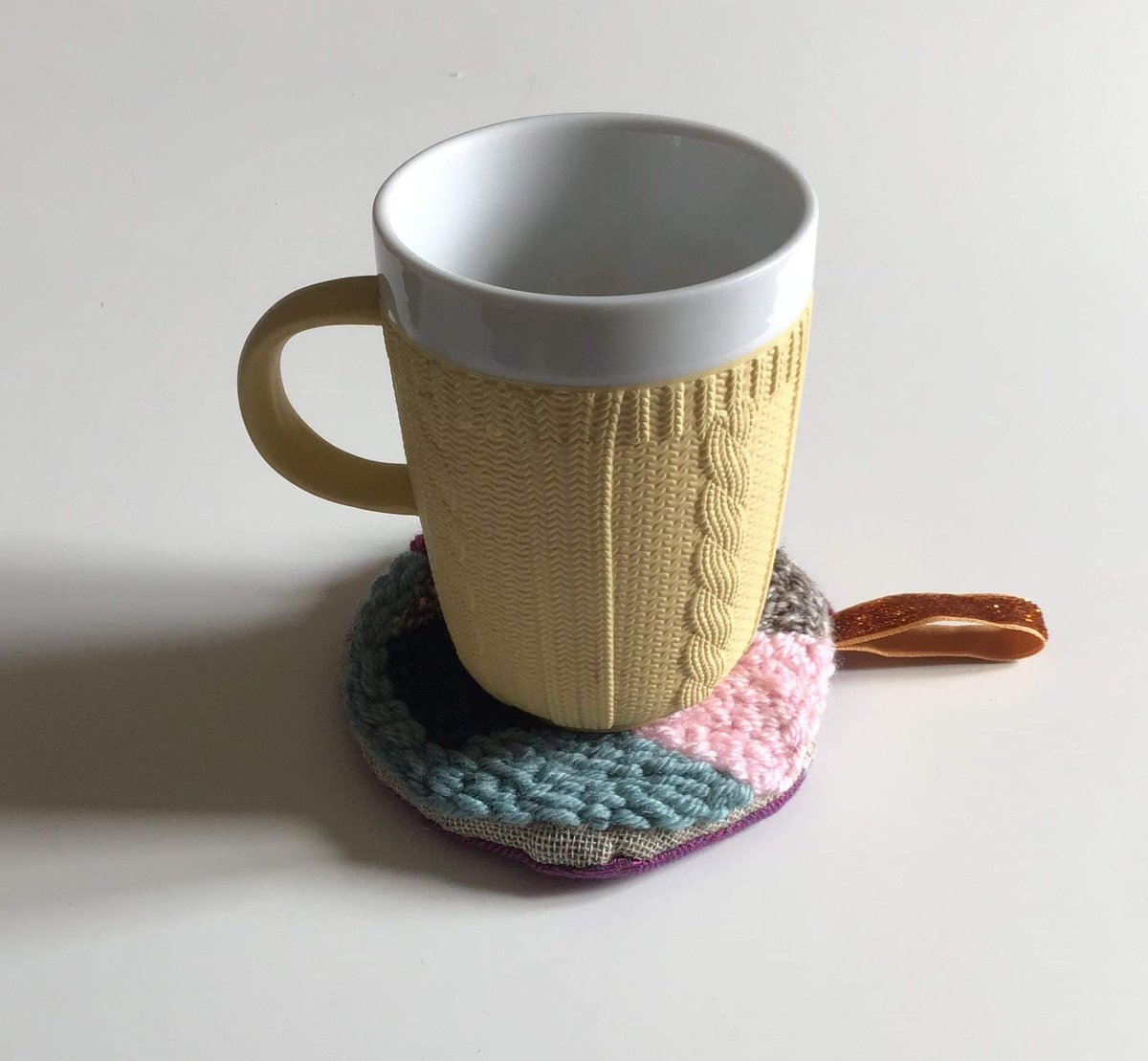 AnnePrints's tweet photo. Punch needle coaster, with a fabric bottom and ribbon handle.
#abstract #punchneedleembroidery #punchneedlecraft #punchneedleart #punchneedle #wool #coaster #punchneedlecoaster #craftideas #crafts #creative #art #illustrator #illustratedlife https://t.co/CQL2HxjbvF