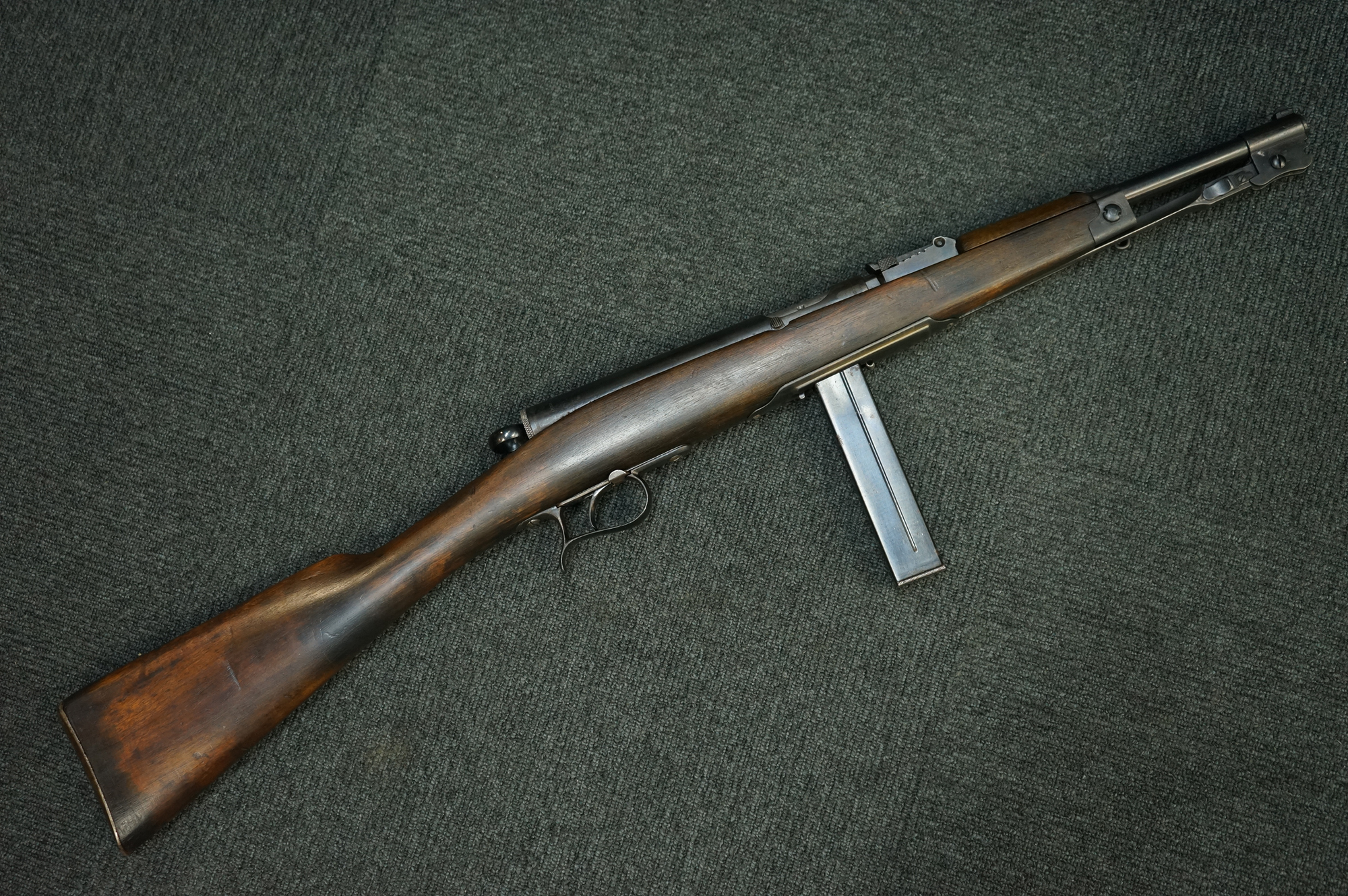 Twitter 上的 シカゴレジメンタルス ベレッタm1918 30自動小銃です オートマティコm1918とm38aの間の銃 ですが まさかのセミオート イタリア版m1カービンのような立ち位置でしょうか 拳銃弾ですので扱いやすそうですね 各所にイタリア銃のニュアンスが含まれてい