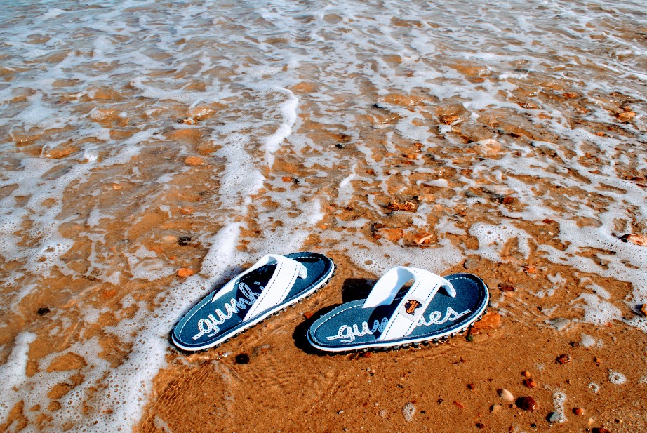 GumbiesUK's tweet photo. Due to their #natural and ultra-lightweight materials, our Gumbies flip-flops float on water! 💦 

Just make sure to rescue them before they drift away though! 😂

#Gumbies #Floatonwater #Recycledfootwear #Worldwidewalkabout #Flipflops #Thongs #1000miler #Gumbiesfootwear https://t.co/ROOBSssdXg