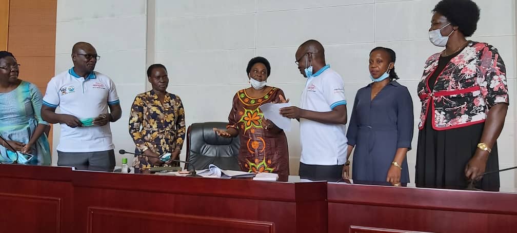Jefitre1's tweet photo. #NutriFish #cultiAF team presenting fish-and amaranth-enriched maize meal to the Hon. Minister for General duties, Office of the Prime Minister, covid-19 malnutrition intervention among women & children during Covid-19. @IDRC_ESARO @ACIARAfrica @MakCoNAS @nafirri @NutrealLimited https://t.co/vCNwvXRb8o