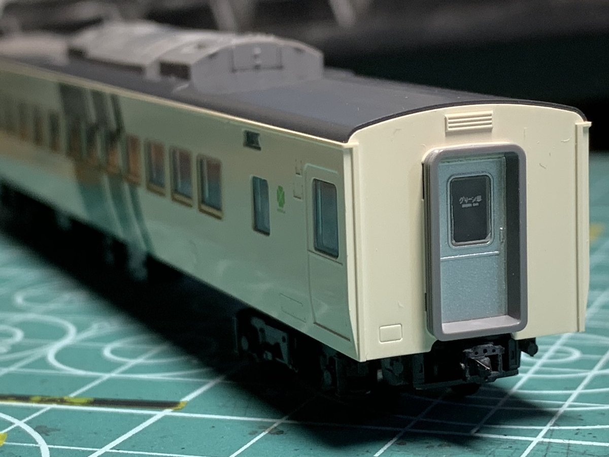 TOMIX 185系の貫通ドアを塗装 連結してしまうと殆ど見えなくなるけど