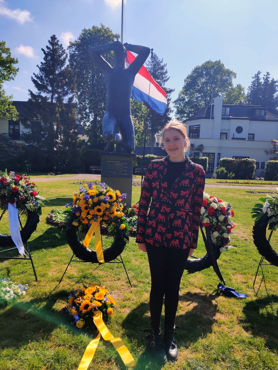 Trots op onze burgemeester @pieterbroertjes, en kinderburgemeester Lise van der Ploeg. Zij legden vanmorgen hun bloemen en spraken de inwoners toe vanuit het (lege) Rosarium. Komt u ook uw bloemetje leggen? #4mei <a href="/GemeenteHsum/">Gemeente Hilversum</a> #herdenken ook om 20.00 u. op hilversum.nl/vrijheid