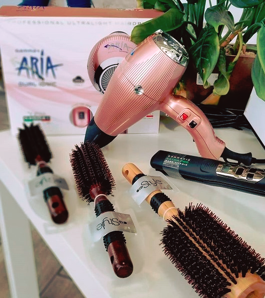 Aria Dual Ionic je fen za kosu s Ionic generatorom, kojeg možete uključiti ili isključiti ovisno o rezultatima koje želite postići s kosom🌀Njegova maksimalna lakoća zatvorena u 390g, dizajnirana je tako da olakša styling i smanji opterećenje ruku. topstil.com.hr