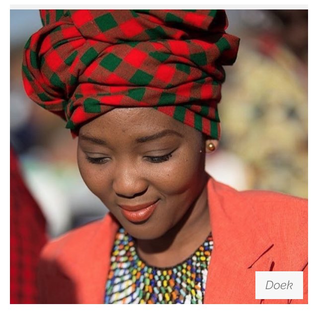 En Afrique du sud, les femmes portent le Doek lors de leurs visites officielles pour rencontrer leurs beaux-parents ou pour rendre visite aux membres les plus haut placés de la communauté en signe de respect.