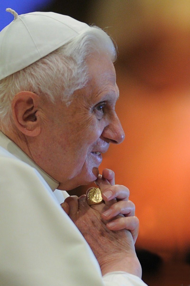 GeCristoRei's tweet photo. Minha cara ao ver Bento XVI esmagando a modernidade com a verdade. https://t.co/1G1ncs0P3f