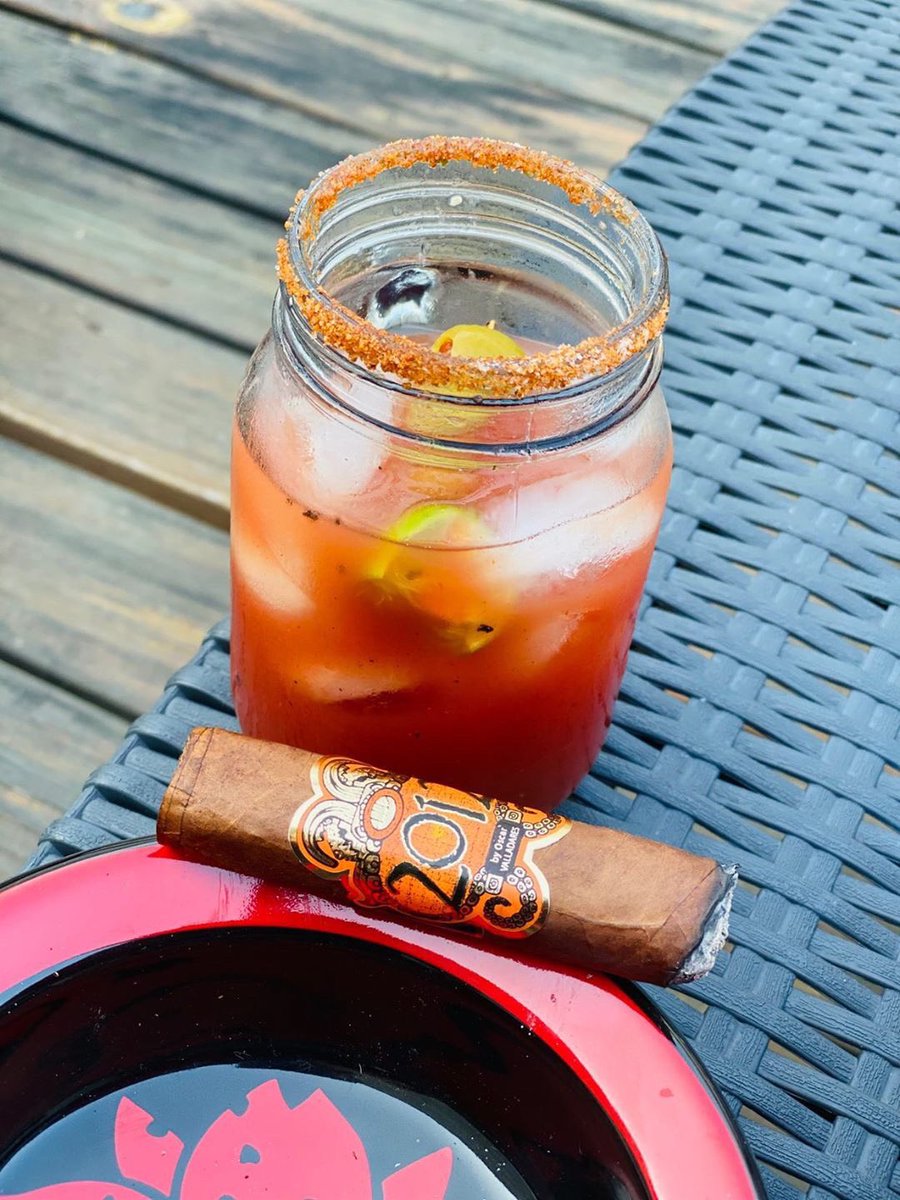 ovcigars's tweet photo. Monday refreshments for your palate. 2012 by Oscar Valladares Corojo in short robusto size.

#2012byoscar #2012corojo #MondayMotivation #ovcigars https://t.co/P4DOB79rz0