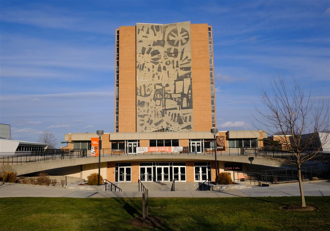 Thank you, @BGSU_OMA for putting together this awesome presentation, #VirtualBlackGraduation! 
Senior or not, be sure to check out the video as we honor the #BGSU2020 Graduating Class! 

Congratulations form #BSU
✊🏿🎓✊🏽🎓✊🏾

2020 Virtual Black Graduation:
youtu.be/er-XJEEfFr4