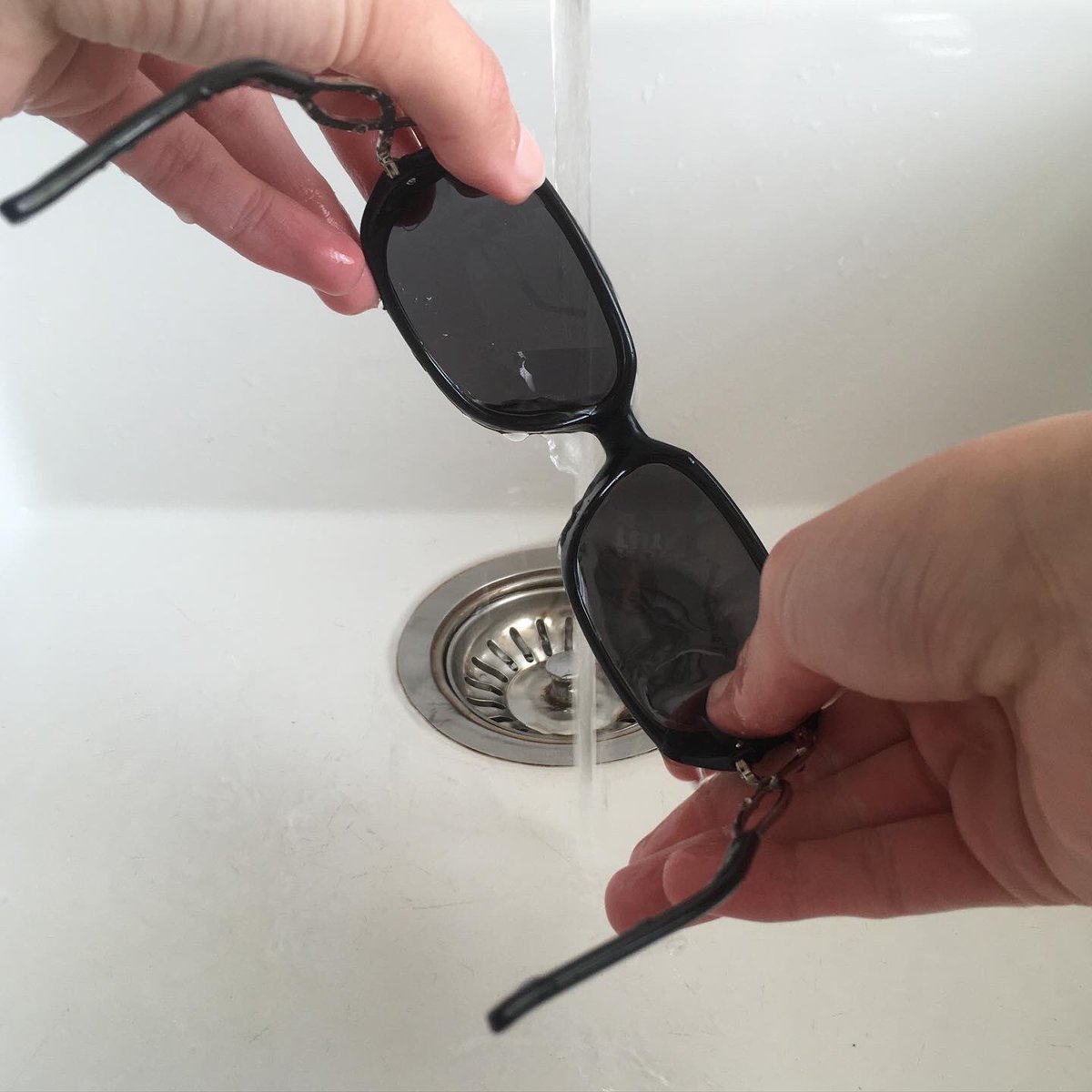 FrostieAnthro's tweet photo. How to prevent glasses from fogging while wearing a mask:
1. Wash & dry glasses as usual
2. Put liquid soap on lenses (using dish soap here) & rub soap on both sides of lenses
4. Use dry cloth to wipe lenses clean
5. Clear, non-fog lenses!
#labtips #covid19 #PPE #properuse https://t.co/vyd2CNh6My