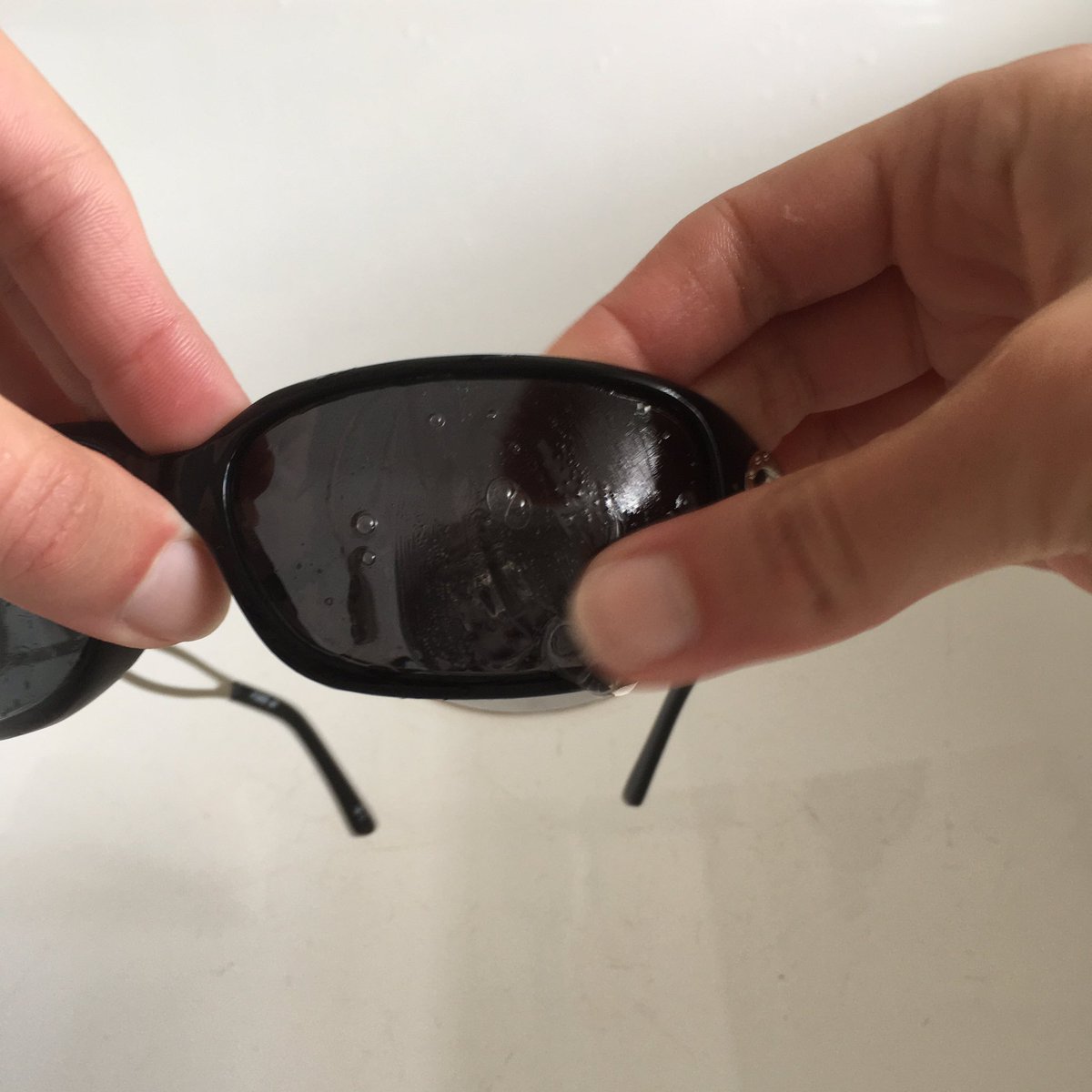 FrostieAnthro's tweet photo. How to prevent glasses from fogging while wearing a mask:
1. Wash & dry glasses as usual
2. Put liquid soap on lenses (using dish soap here) & rub soap on both sides of lenses
4. Use dry cloth to wipe lenses clean
5. Clear, non-fog lenses!
#labtips #covid19 #PPE #properuse https://t.co/vyd2CNh6My