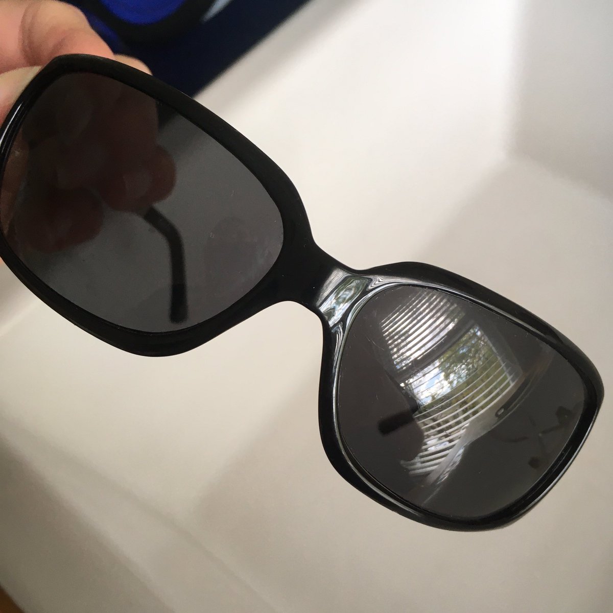 FrostieAnthro's tweet photo. How to prevent glasses from fogging while wearing a mask:
1. Wash & dry glasses as usual
2. Put liquid soap on lenses (using dish soap here) & rub soap on both sides of lenses
4. Use dry cloth to wipe lenses clean
5. Clear, non-fog lenses!
#labtips #covid19 #PPE #properuse https://t.co/vyd2CNh6My