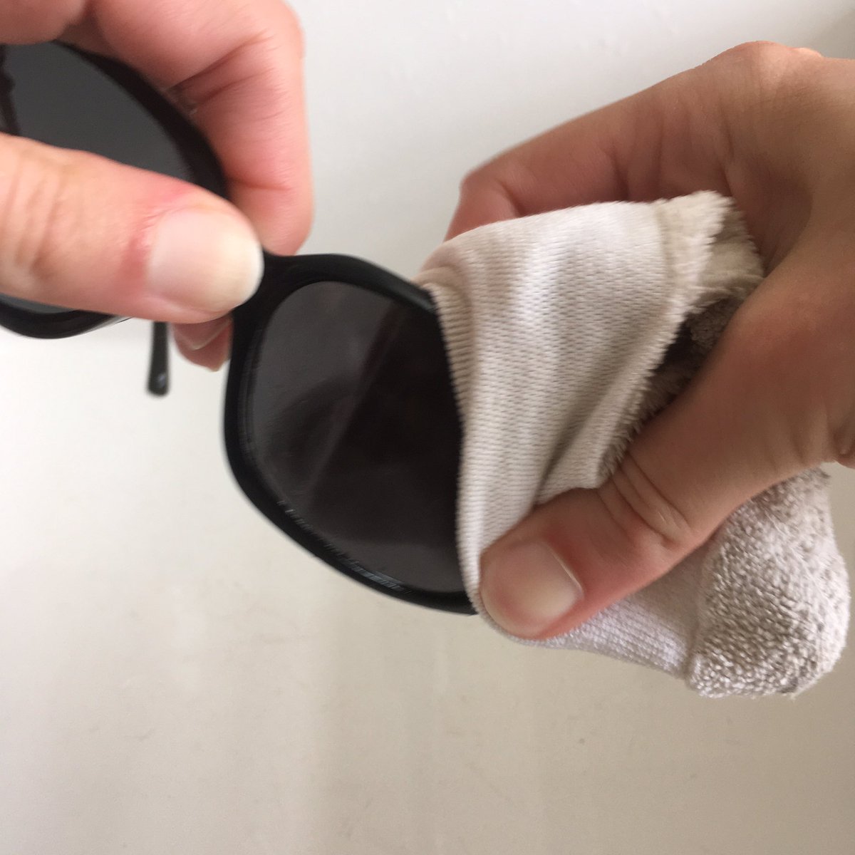 FrostieAnthro's tweet photo. How to prevent glasses from fogging while wearing a mask:
1. Wash & dry glasses as usual
2. Put liquid soap on lenses (using dish soap here) & rub soap on both sides of lenses
4. Use dry cloth to wipe lenses clean
5. Clear, non-fog lenses!
#labtips #covid19 #PPE #properuse https://t.co/vyd2CNh6My