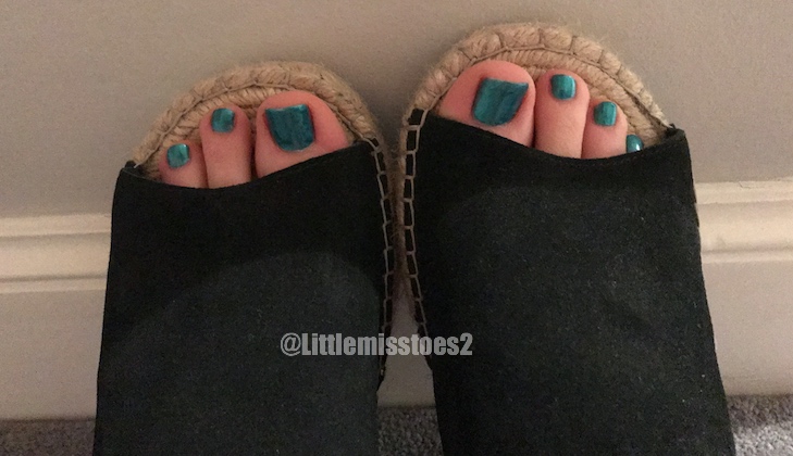 Littlemisstoes2's tweet photo. sunny days = pretty toes in pretty sandals

#feet #toes #footfetish #footfetishnation #feetlover #feetpics #prettyfeet #cutefeet #beautifulfeet #perfectfeet https://t.co/NlfTHJZ3Hp