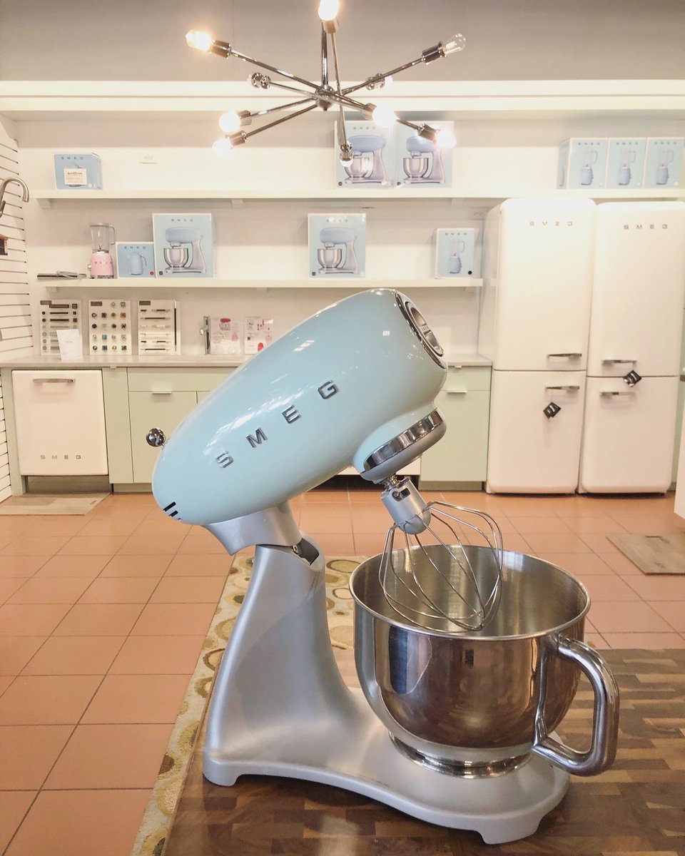 So many retro vibes in our <a href="/smeguk/">メグミ</a> design kitchen and we love it! 🤍🤍