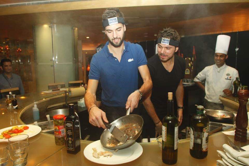 chda7777's tweet photo. 🔥🥰👨🍳😁👍
#ChefStan #ChefBenoit #BestBuddies #GoodFriends #Wawrinka #Paire #Stanpairo (Facebook memory) https://t.co/S4Ru6Qus1V