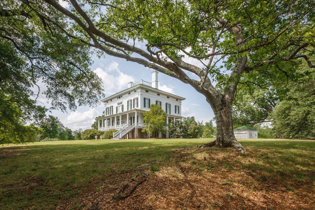 FunRoadsTV's tweet photo. A #FunRoads trip in the Deep South is full of adventure and history. We suggest a 3-week itinerary making your way from SC to LA with 1-2 day stops along the way during winter, spring or fall. https://t.co/9UjYN1QXdz