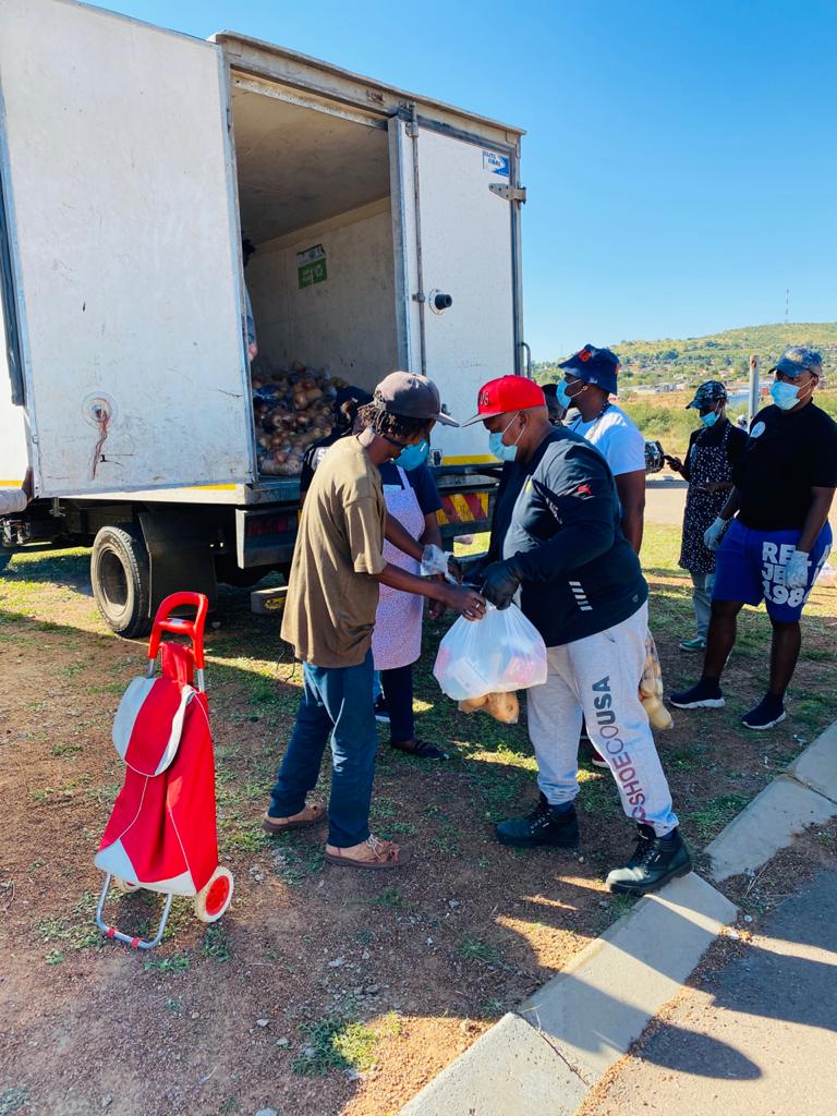 tenflags_sa's tweet photo. Today we delivered 400 packages to the communities of Lethabong, Boitelong, Meriting and Paardekraal. Tomorrow we'll be in Thlabane, Kanana and Phokheng🚨🚨🚨

#Covid_19 #TenFlagsCares https://t.co/Tmx4nPFdlm