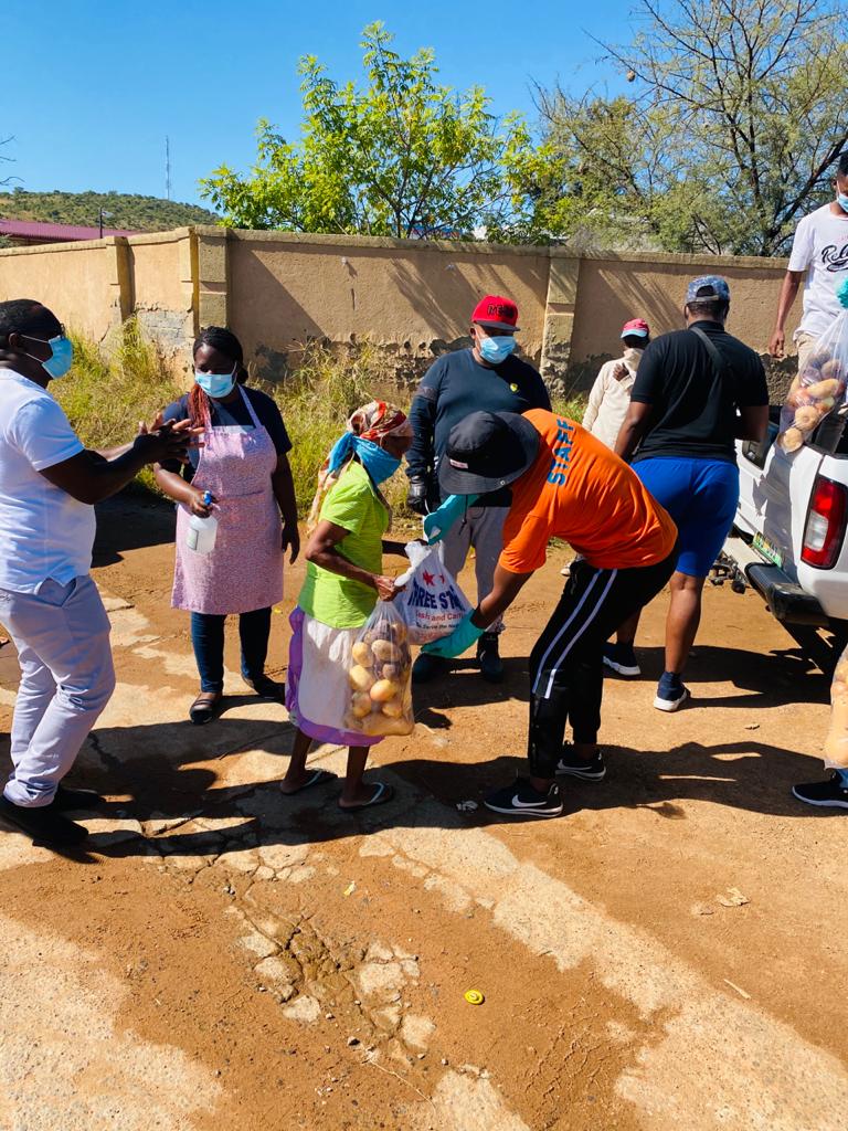 Today we delivered 400 packages to the communities of Lethabong, Boitelong, Meriting and Paardekraal. Tomorrow we'll be in Thlabane, Kanana and Phokheng🚨🚨🚨

#Covid_19 #TenFlagsCares