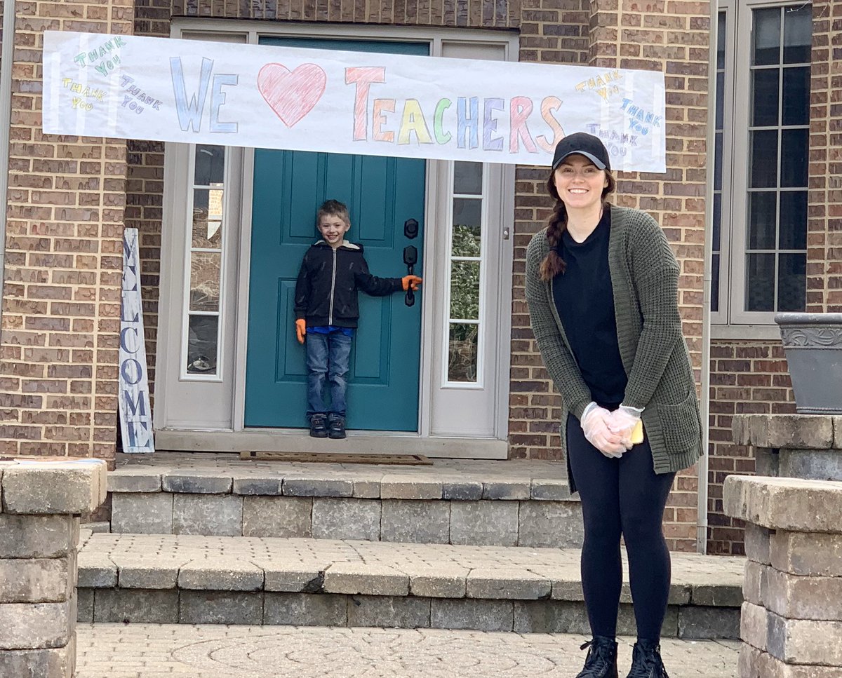 MegganFlorell's tweet photo. Thank you Miss Elwell for the drop off from the book fairy! @d202schools #TeacherAppreciationWeek2020 https://t.co/BXXunLguUE