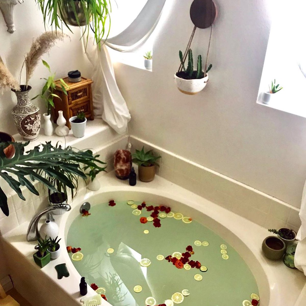 🧖🏻‍♀️ Isolation Self-Care Vibes...🌸 Treat yourself 🍊 DOUBLE TAP if you wish this was you! // 📷: <a href="/biodara/">Mimi Kim</a> 🧡 #DetoxBath 💦