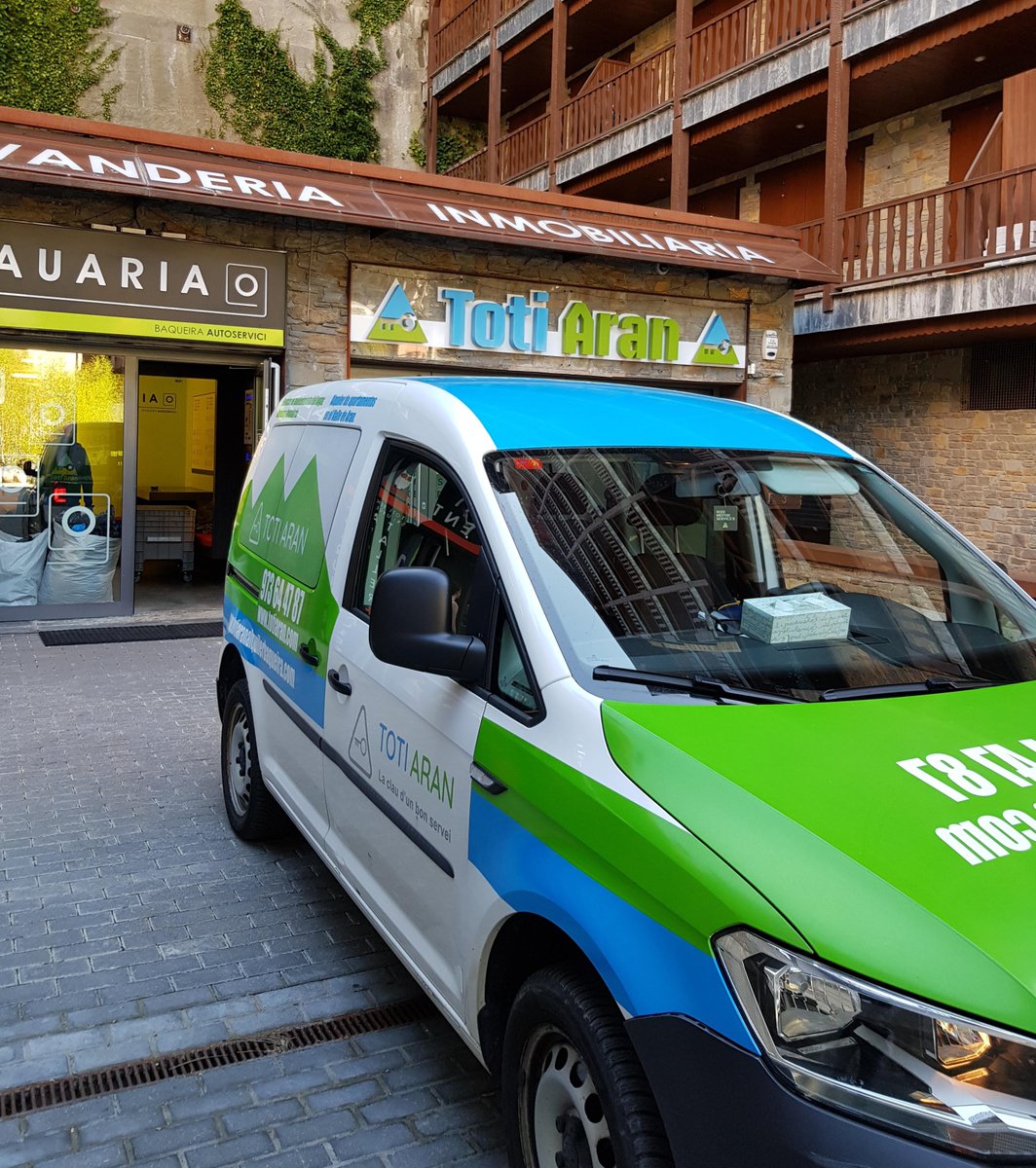 TOTIARAN's tweet photo. Ya estamos de vuelta al trabajo, después de tantos días cerrados nos parece fantástico abrir de nuevo, aunque todavía no podamos hacerlo al 100%, haciendo limpiezas a fondo y desinfección de las viviendas que gestionamos, nos adaptarnos a los nuevos tiempos #Freecovid19 #Totiaran https://t.co/Bb4ZxVeM4A