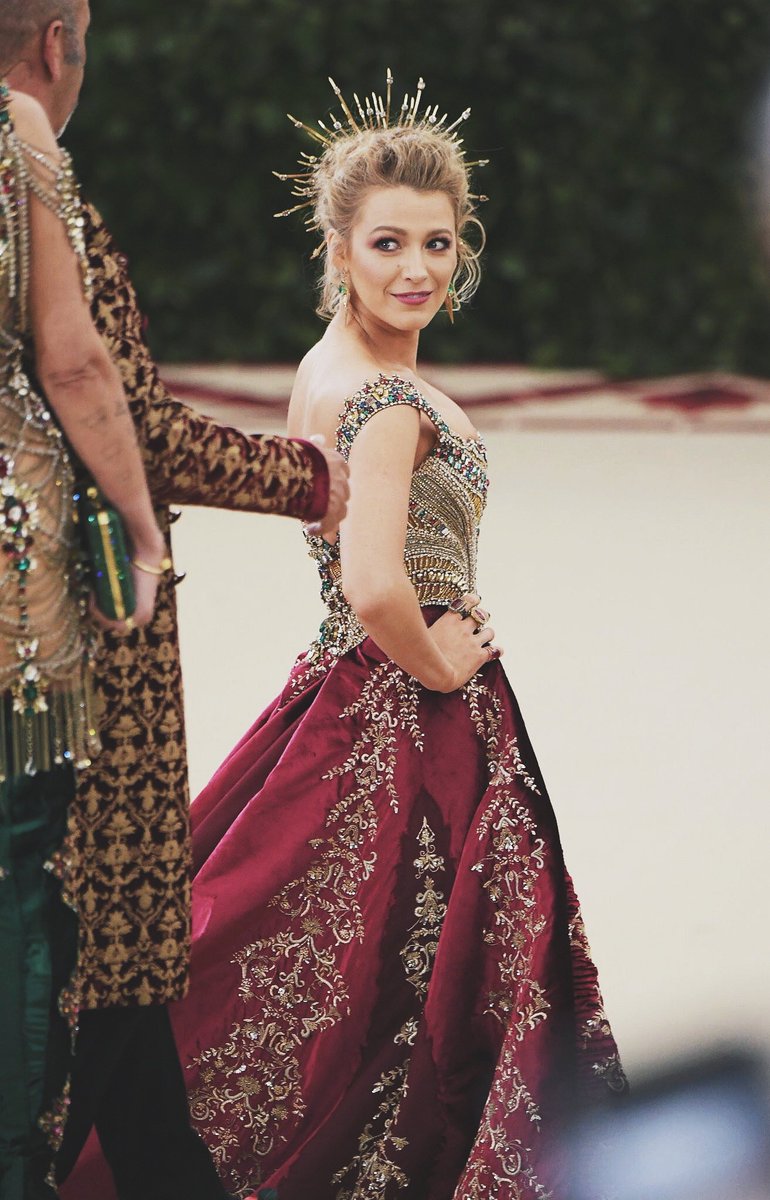 gg_scene's tweet photo. Podemos recordar este iconic look de blake lively en la met gala 2018 https://t.co/Y3We41Dh1x