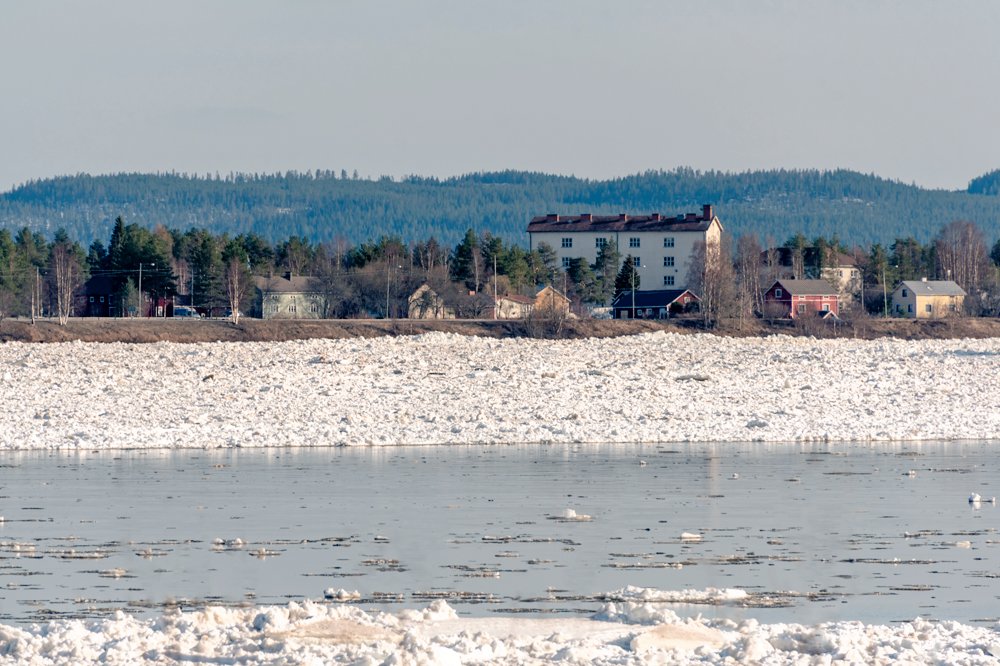 Tämä jokavuotinen luonnonnäytelmä alkaa olla taas pian käsillä Pellossa. Vaikka meidän raja Ruotsiin onkin suljettu, ei se hidasta meidän rajajokea, Tornionjokea, vapautumasta 💙 #jäänlähtö #tornionjoki #rajajoki #tornionlaakso #pello #travelpello
