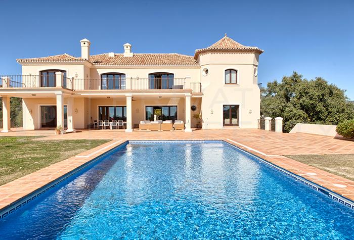 PropMarbella's tweet photo. Private villa for sale in Marbella Club Golf Resort, #Benahavis

✔️7 En-suite Bedrooms
✔️Gated Community with 24 Hour Security
✔️Staff Apartment
✔️4 Car Garage

Info: https://t.co/iWYGgNH3V0 https://t.co/yU0mxWnXlu