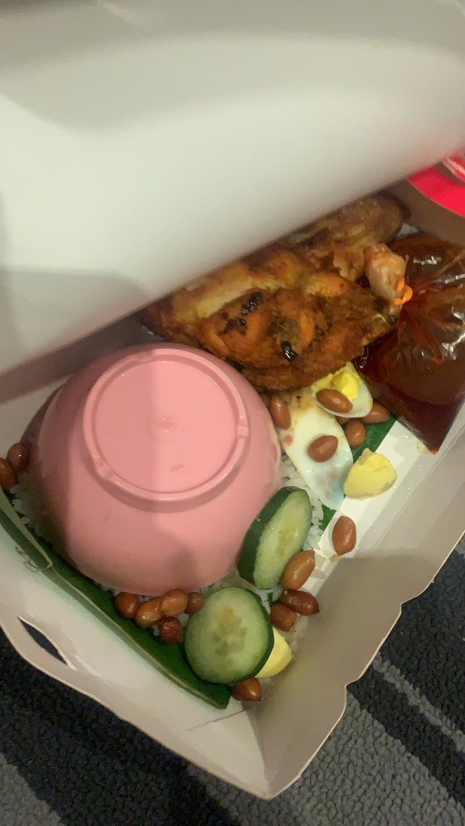 Afqaz's tweet photo. Jarang orang hibur kan aku masa berbuka ni. Tapi harini before berbuka, aku gelak non stop. Sebab terkejut hahahaha ni memang ada atau free gift? Confirm brader ceduk nasi tu dok pening mana hilang mangkuk dia 🤣😂😅 https://t.co/WJhneSq3bV