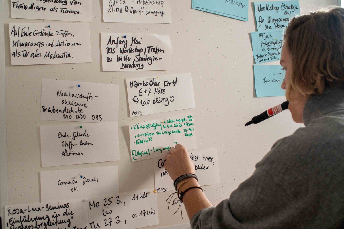 Welche digitalen Tools eignen sich für die Zusammenarbeit in politischen Gruppen? Unsere Bewegungsarbeiterin Paula Tilly ist Teil des Bildungskollektivs <a href="/Skills4Utopia/">Skills4Utopia - new account: @skillsforutopia</a>, das hier gute Tipps und Weiterbildungsmaterialien für Aktivist*innen gesammelt hat.
skillsforutopia.org/materialsammlu…