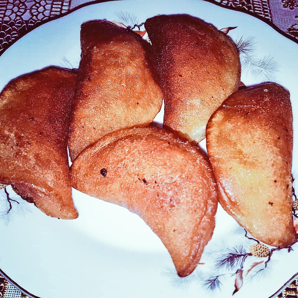 zahraaawd's tweet photo. Qatayef, Atayef قطايف, it is a kind stuffed dessert made from yeasted pancakes stuffed with cheese or nuts, cinnamon, fried to be crunchy, golden perfection, soaked in rose sugar syrup.
#qatayef #قطايف #ramdan #atayef #zaradelalexandria #pancakes #alexandria #Egypt https://t.co/qEERB6gJTU