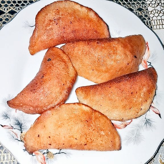 zahraaawd's tweet photo. Qatayef, Atayef قطايف, it is a kind stuffed dessert made from yeasted pancakes stuffed with cheese or nuts, cinnamon, fried to be crunchy, golden perfection, soaked in rose sugar syrup.
#qatayef #قطايف #ramdan #atayef #zaradelalexandria #pancakes #alexandria #Egypt https://t.co/qEERB6gJTU