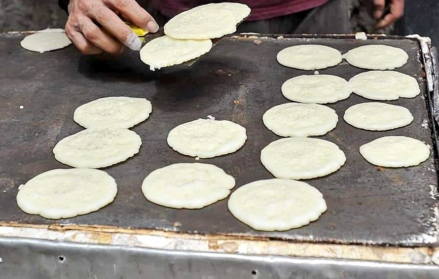 zahraaawd's tweet photo. Qatayef, Atayef قطايف, it is a kind stuffed dessert made from yeasted pancakes stuffed with cheese or nuts, cinnamon, fried to be crunchy, golden perfection, soaked in rose sugar syrup.
#qatayef #قطايف #ramdan #atayef #zaradelalexandria #pancakes #alexandria #Egypt https://t.co/qEERB6gJTU