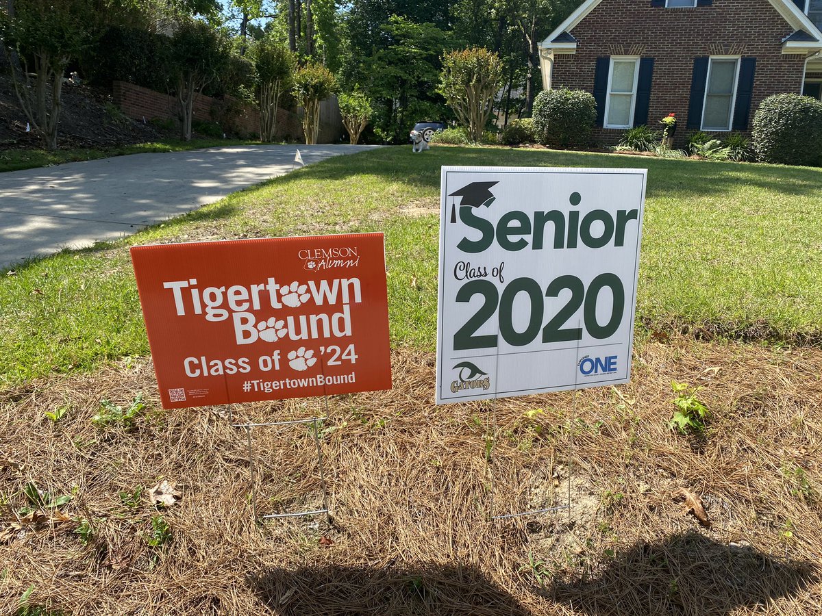 EdwinGerace's tweet photo. Thank you @LucasClamp @RBHSGators @RiverBluffStuCo for our senior sign #riverbluff @Grad2020 https://t.co/cFL6jdVDNk