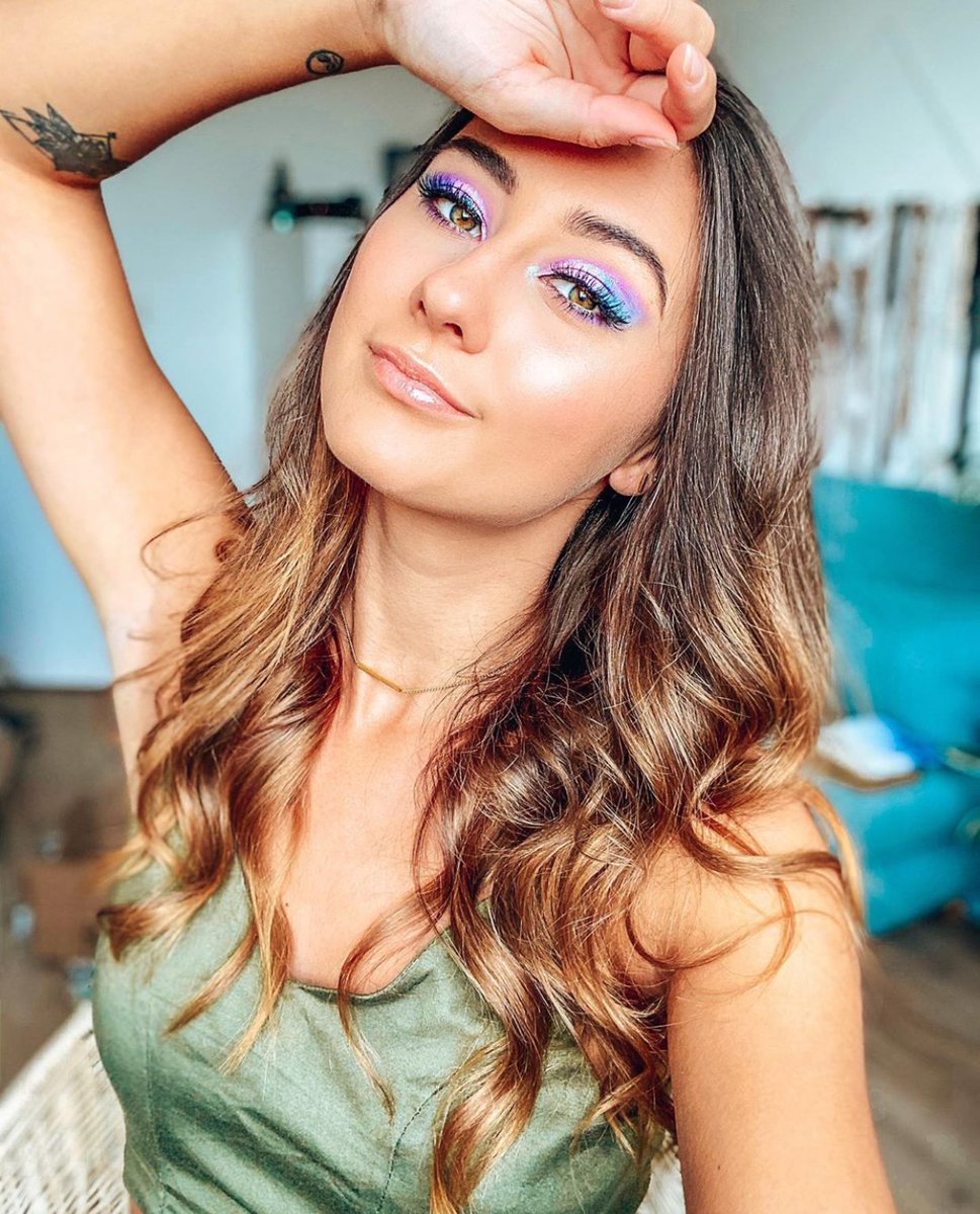 Get ready for your virtual party - die wundervolle 
@sarrraisabel hat sich mit unserer neuen Midnight Festival Palette die #FestivalVibes nach Hause geholt! #bhcosmetics #midnightfestival