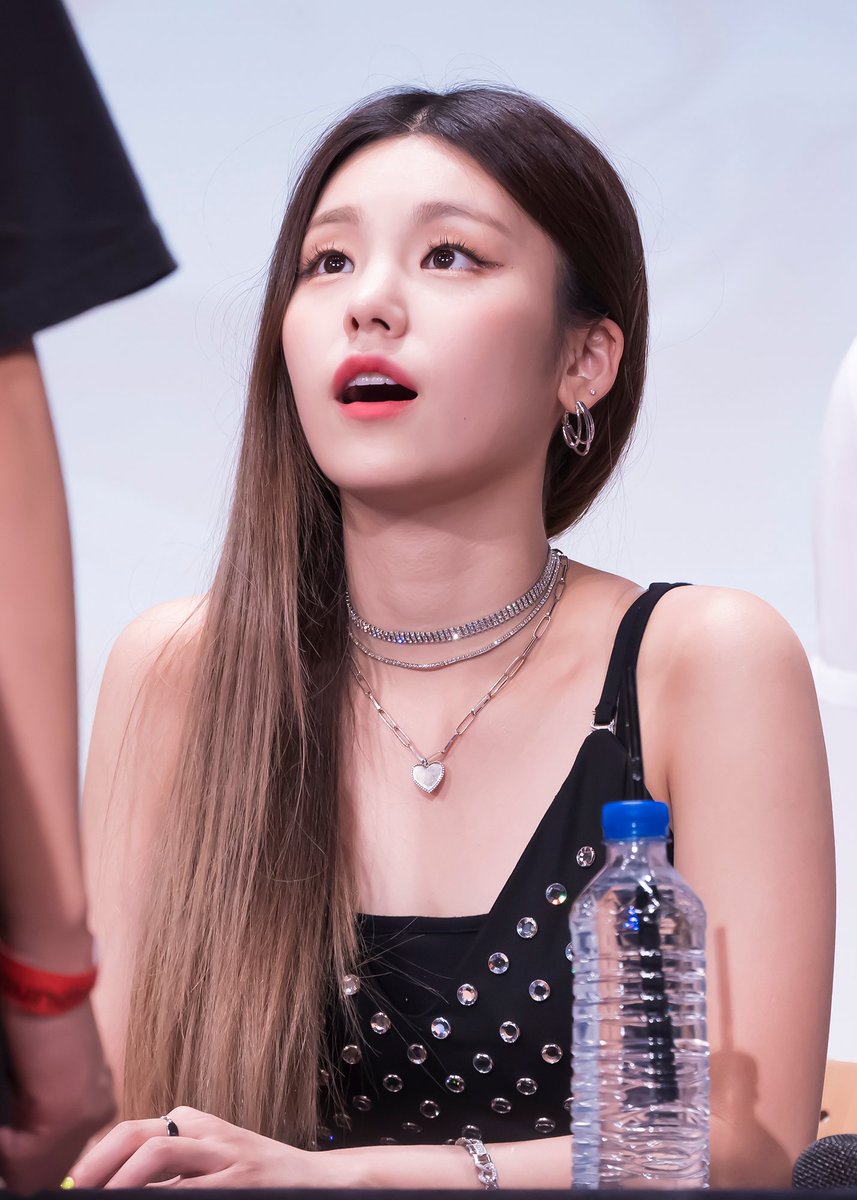 itzylightfury's tweet photo. Trivia: This is the first time where Yeji perform live with her hair down and btw she pouted ๐
#ITZY #์๋ค #MINDZY #์์ง #YEJI https://t.co/ax1MfGTlBm