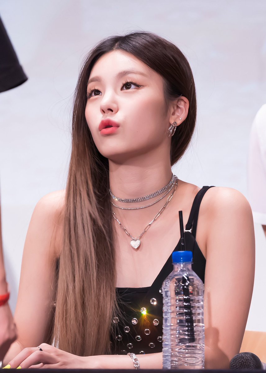 itzylightfury's tweet photo. Trivia: This is the first time where Yeji perform live with her hair down and btw she pouted ๐
#ITZY #์๋ค #MINDZY #์์ง #YEJI https://t.co/ax1MfGTlBm