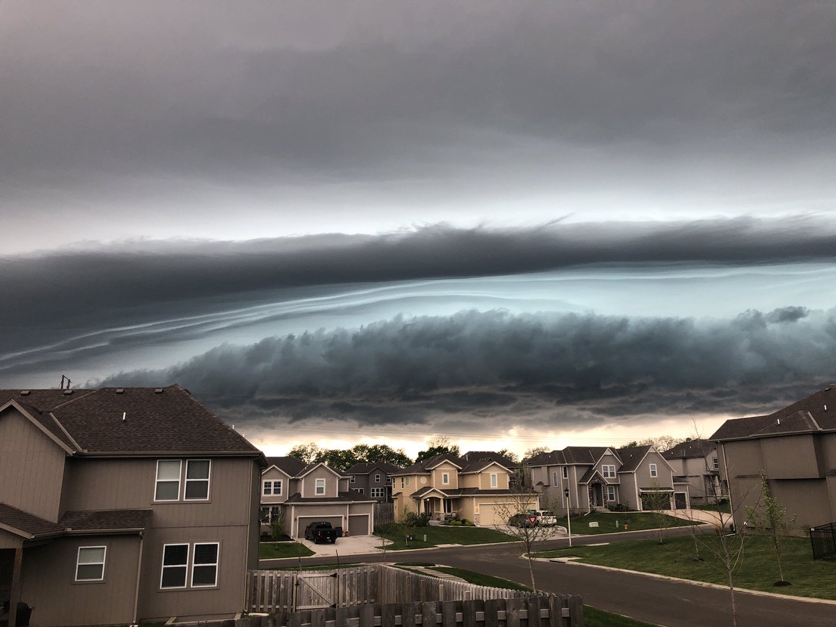 InstafunKC's tweet photo. Stunning images of the Shelf Clouds rolling into #johnsonCounty #Kansas this morning. https://t.co/aUgCsUhlKw