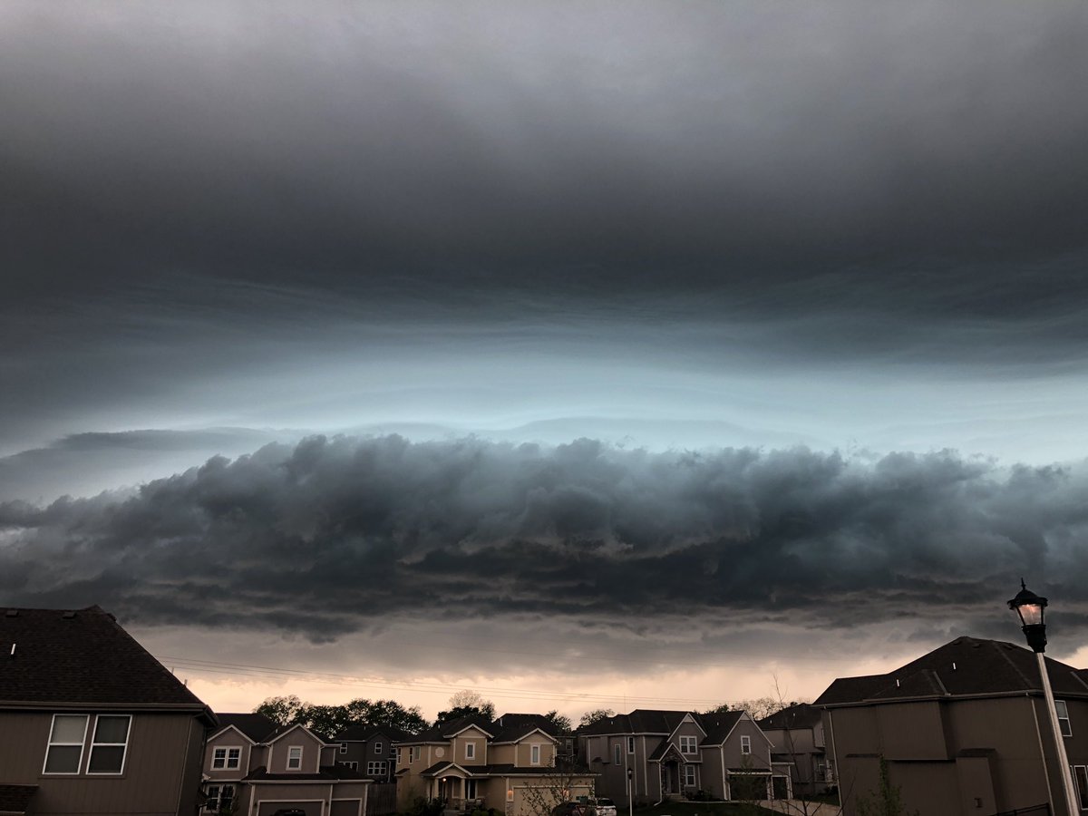 InstafunKC's tweet photo. Stunning images of the Shelf Clouds rolling into #johnsonCounty #Kansas this morning. https://t.co/aUgCsUhlKw