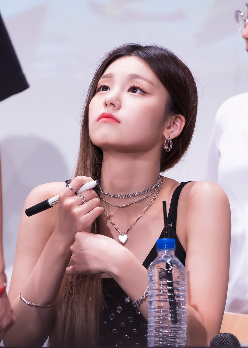 itzylightfury's tweet photo. Trivia: This is the first time where Yeji perform live with her hair down and btw she pouted ๐
#ITZY #์๋ค #MINDZY #์์ง #YEJI https://t.co/ax1MfGTlBm