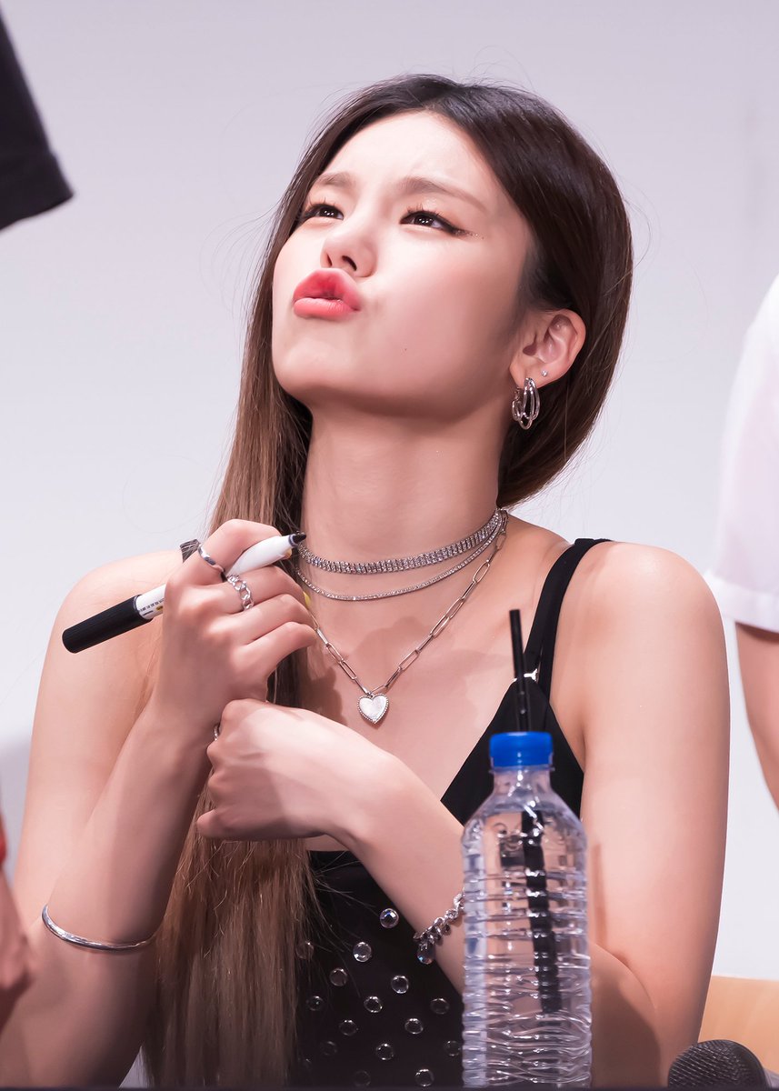 itzylightfury's tweet photo. Trivia: This is the first time where Yeji perform live with her hair down and btw she pouted ๐
#ITZY #์๋ค #MINDZY #์์ง #YEJI https://t.co/ax1MfGTlBm