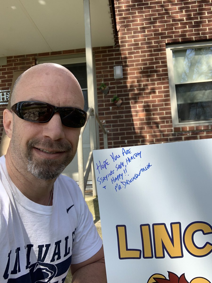 MrD_AI's tweet photo. Hopefully putting some smiles on the faces of our Lincoln 5th Graders this morning  @BASDLincolnCS https://t.co/xxx07CIs8X