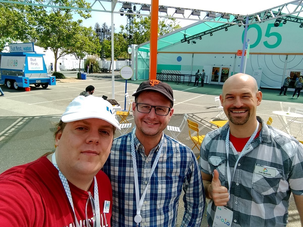 orestes_io's tweet photo. Let's roam around I/O! Second day, running into more heroes :)
This time @retomeier and @duhroach #IOweek // @IOweekproject https://t.co/sFdEhfjF5u