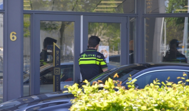 Groot politieonderzoek bij bedrijfspand Smaragdlaan [HOOFDDORP] De politie heeft vandaag onderzoek gedaan bij een autobedrijf aan de Smaragdlaan in Hoofddorp.