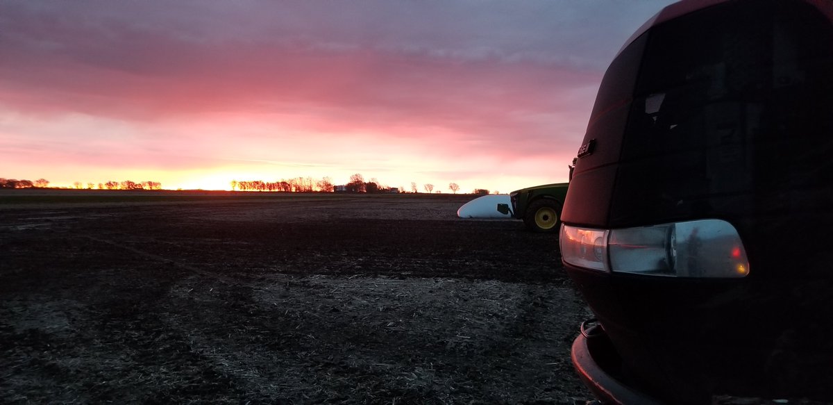 ag_midwest's tweet photo. Sending it hard today like always to try to get ahead of the rain that's supposed to be coming #plant2020 https://t.co/ZiG4fC4VLM